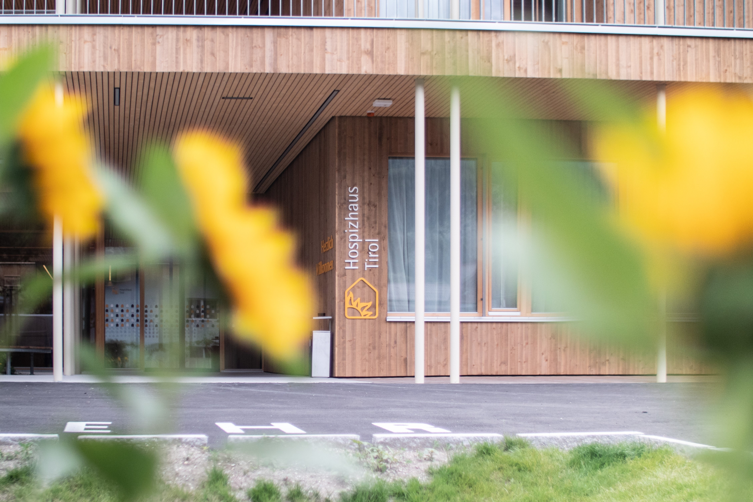 Der Eingang des Hospizhauses Tirol