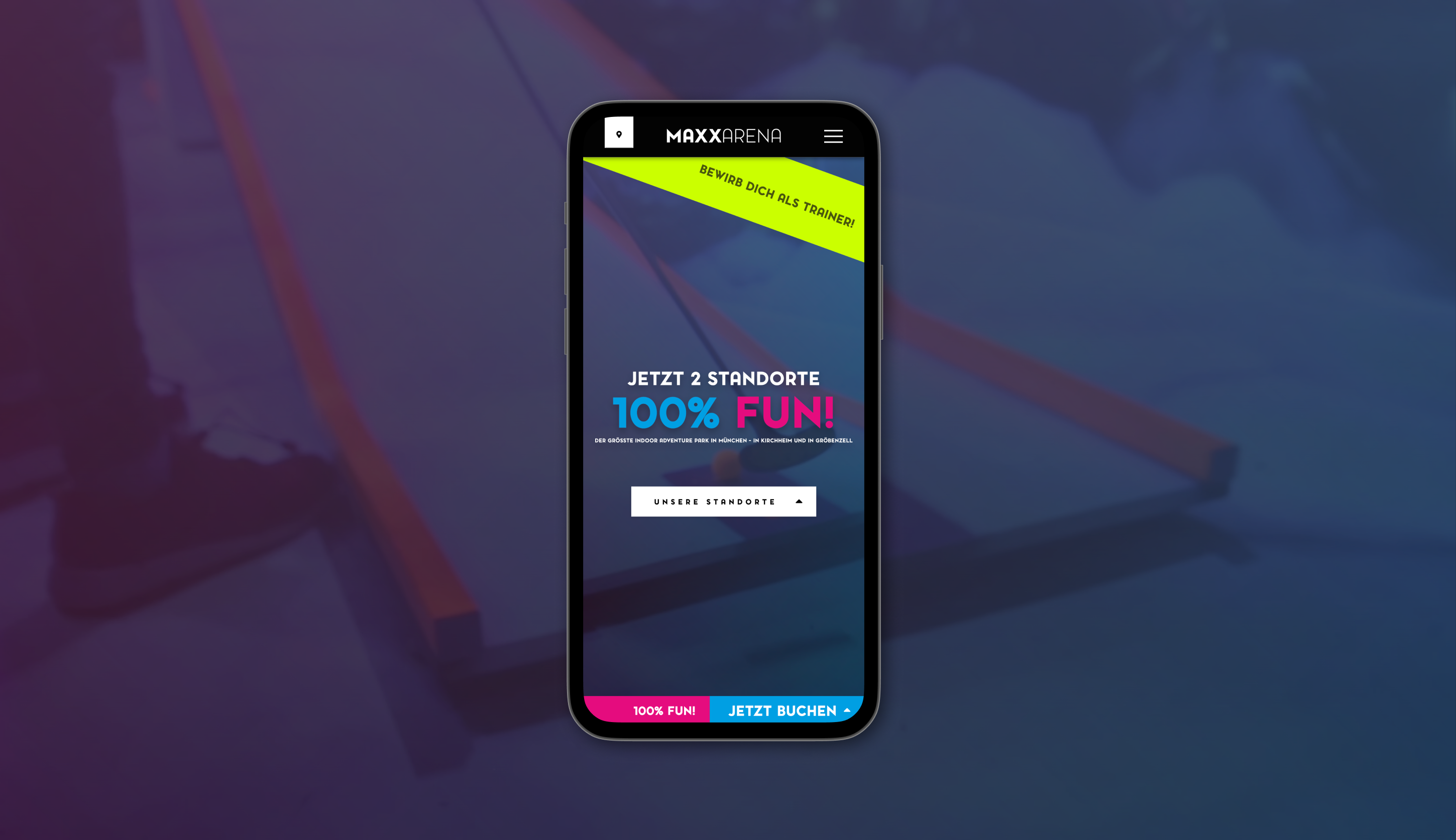 Eine Abbildung eines Smartphones, das die Website von Maxxarena zeigt