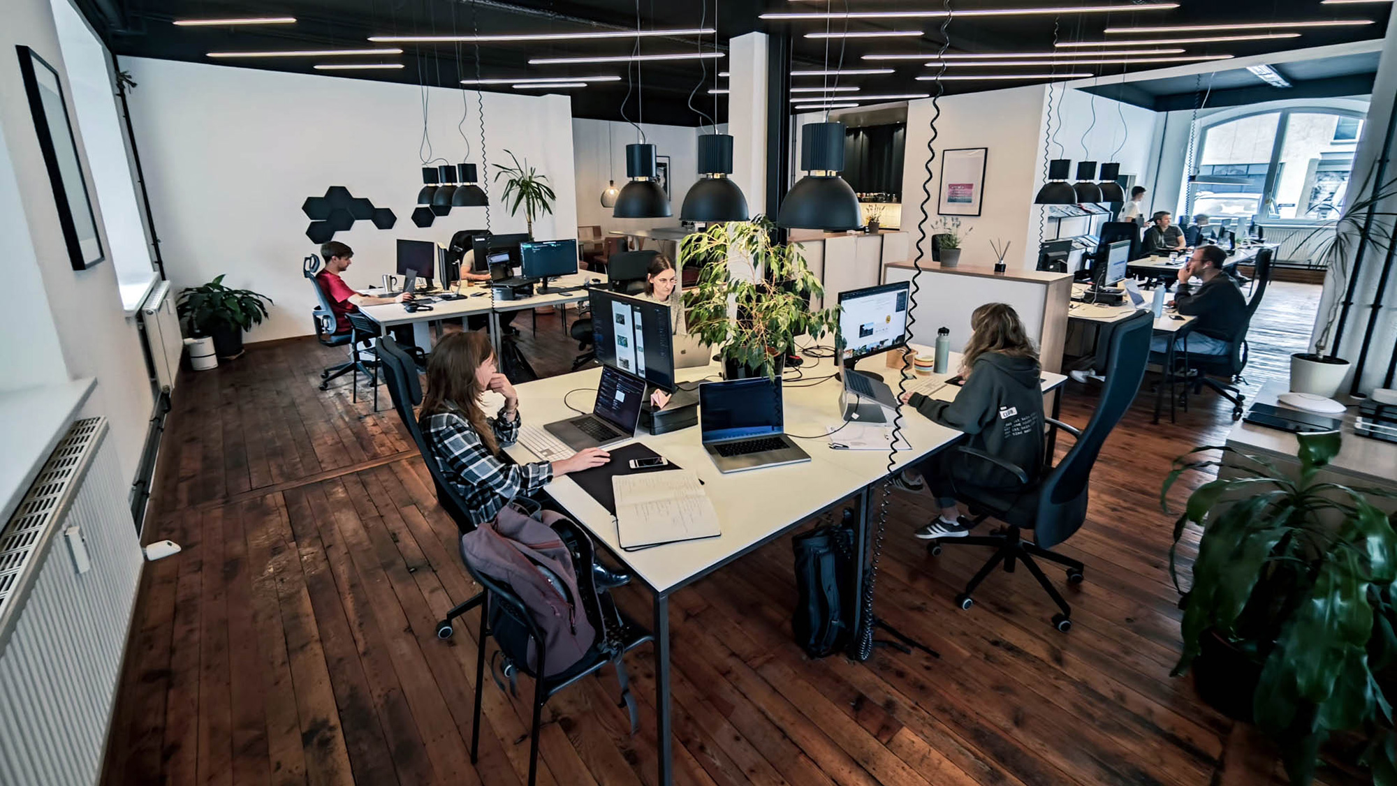 Mitarbeitende arbeiten im clubdrei Büro