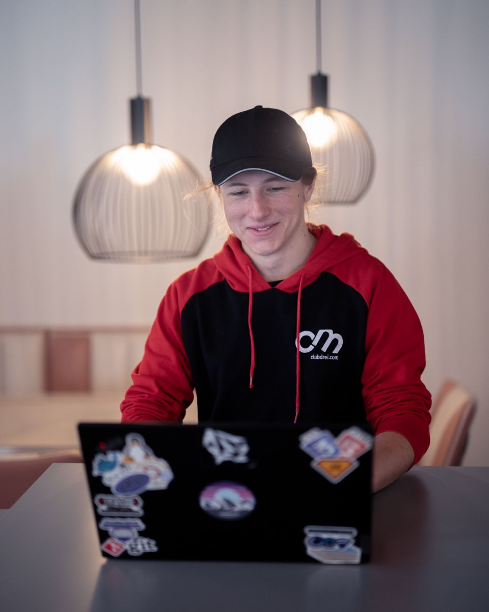 Elias, Entwickler