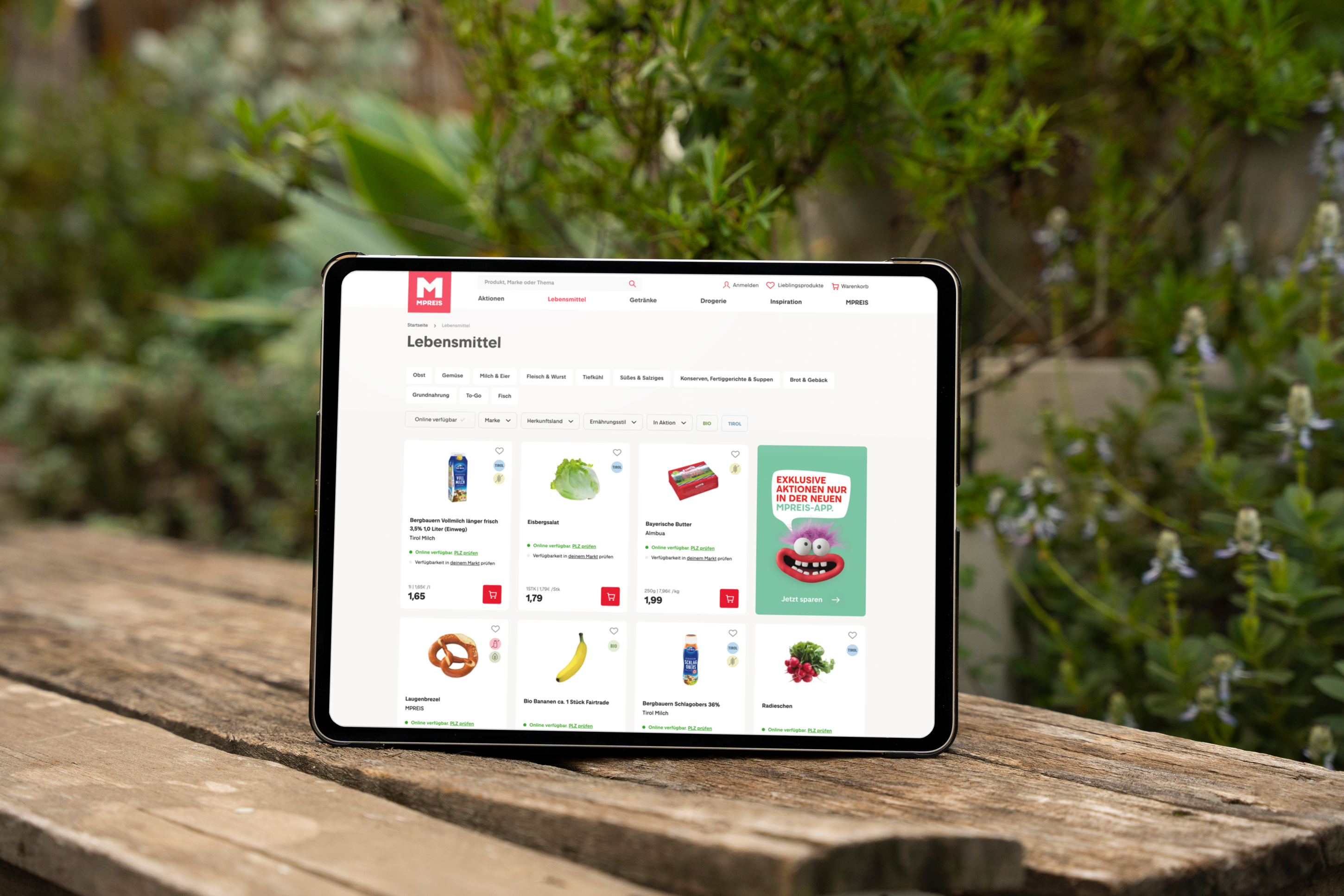 Ein Tablet, das den Webshop von Mpreis zeigt