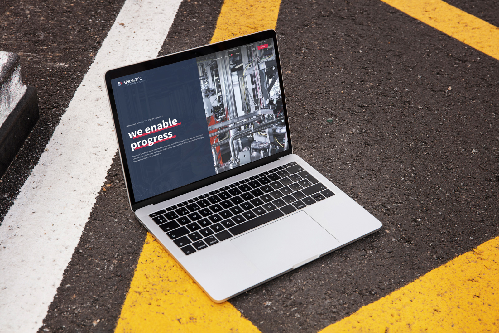 Ein Laptop, das die Spiegltec Website darstellt